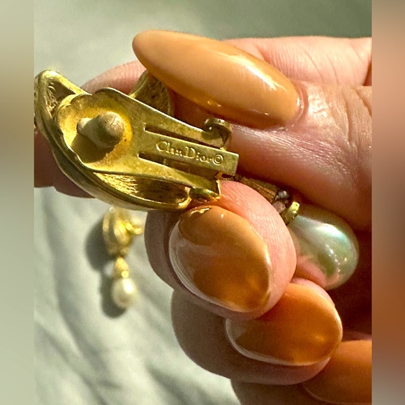 Vintage Christian Dior clip on pearl drop earrings - Picture 3 of 3